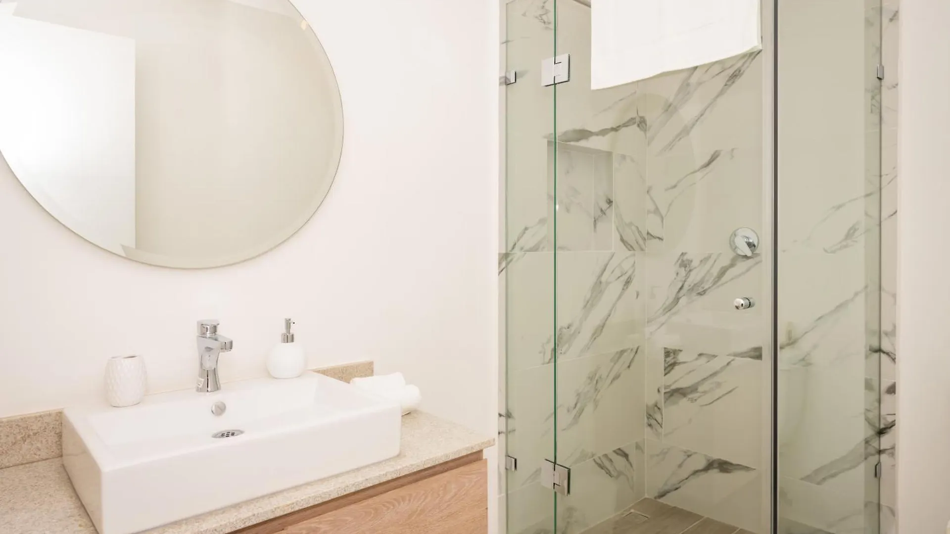 Lujo Y Modernidad En Conexion Daire Cancun 0*,